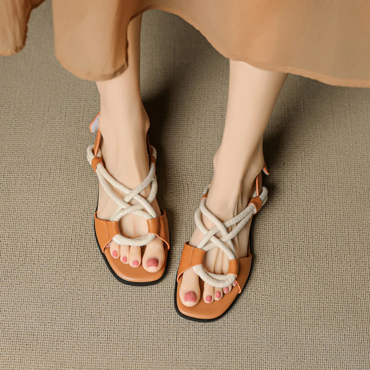 Flache Damensandalen aus echtem Leder – verstellbare gekreuzte Riemen