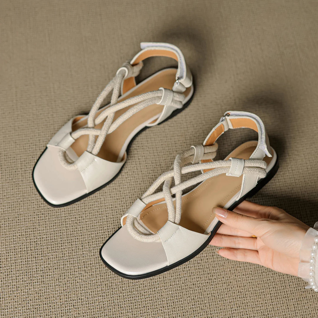 Flache Damensandalen aus echtem Leder – verstellbare gekreuzte Riemen