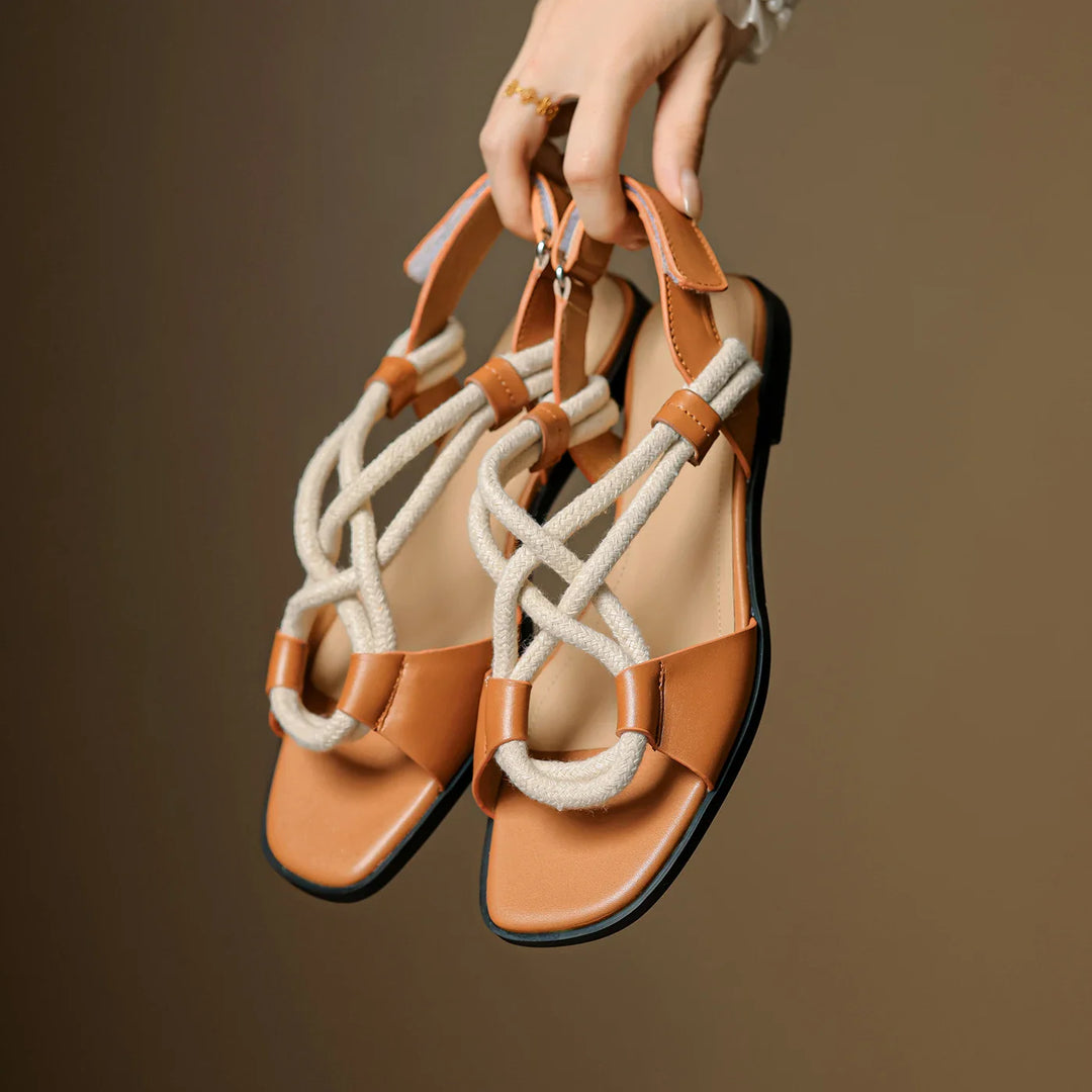 Flache Damensandalen aus echtem Leder – verstellbare gekreuzte Riemen