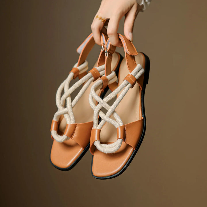 Flache Damensandalen aus echtem Leder – verstellbare gekreuzte Riemen