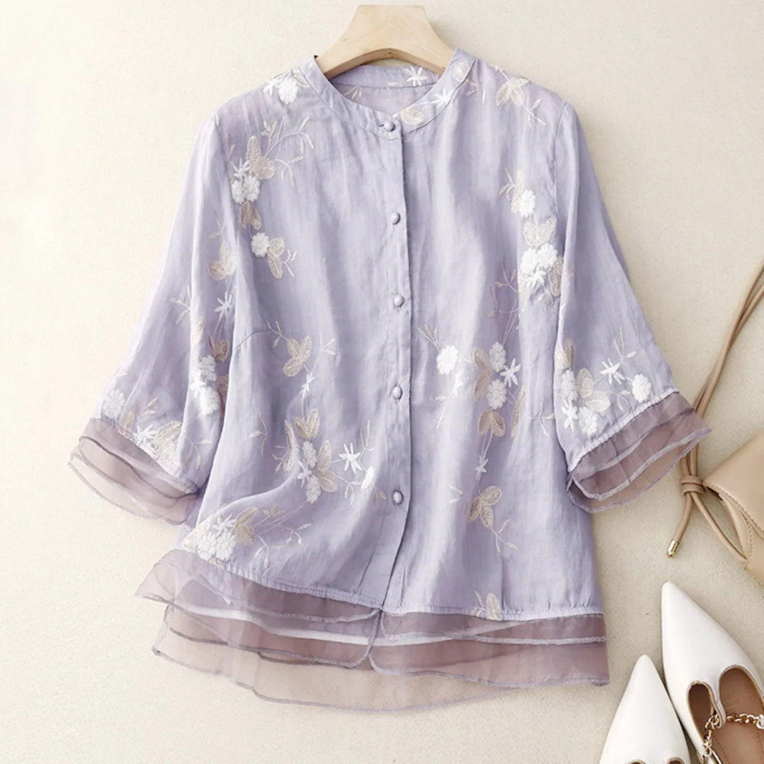 Fließende Bestickte Damenbluse – Details aus Transparentem Organza, Ausgestellt