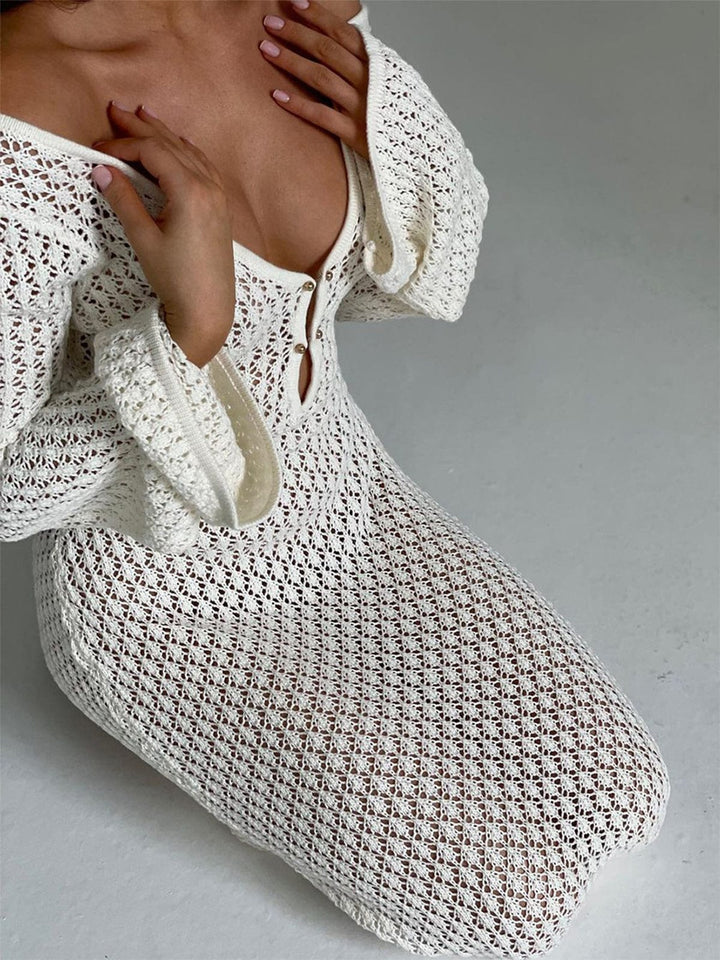 Langes Damenkleid aus durchbrochenem Strick – V-Ausschnitt, Glockenärmel im Boho-Stil