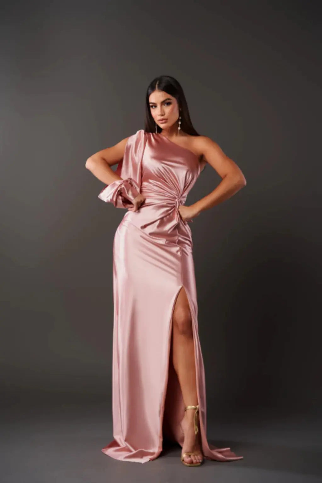 Abendkleid für Damen mit einer Schulter – Skulpturale Silhouette bodenlang