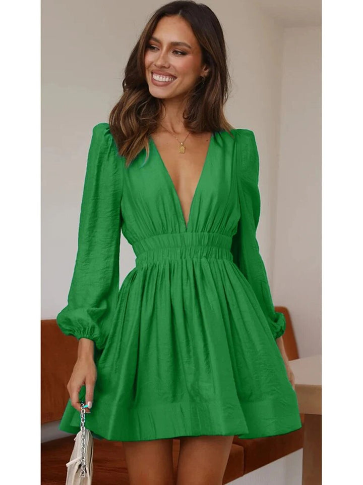Minikleid für Damen mit Volants – Lange Ärmel, V-Ausschnitt, Volant-Saum