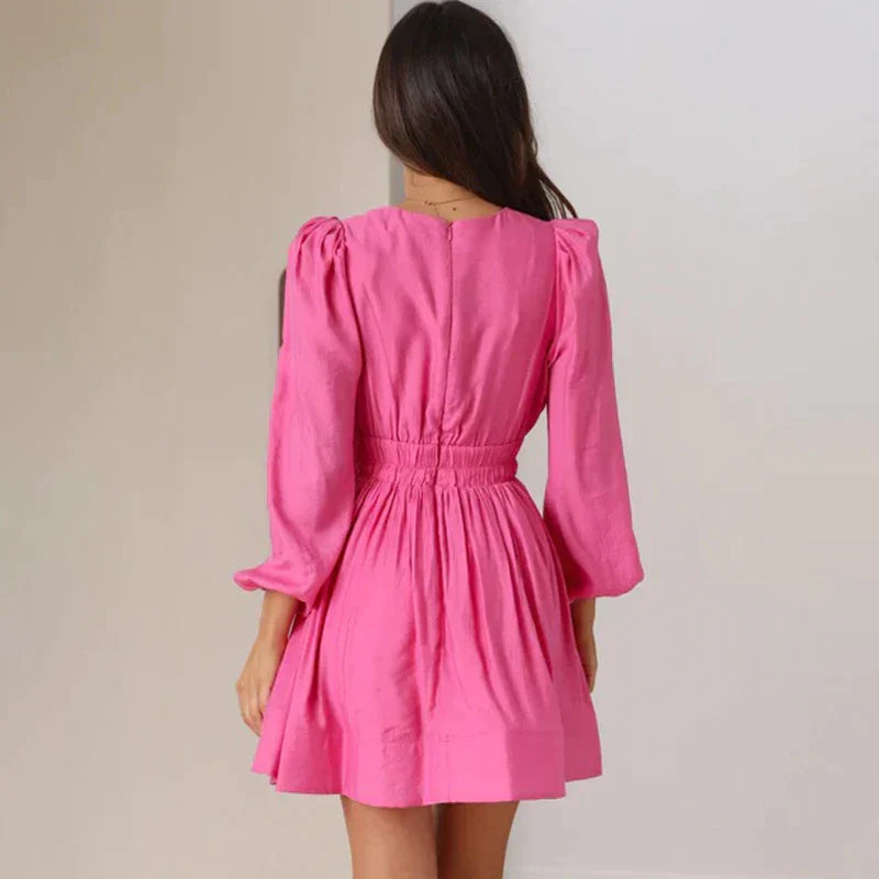 Minikleid für Damen mit Volants – Lange Ärmel, V-Ausschnitt, Volant-Saum