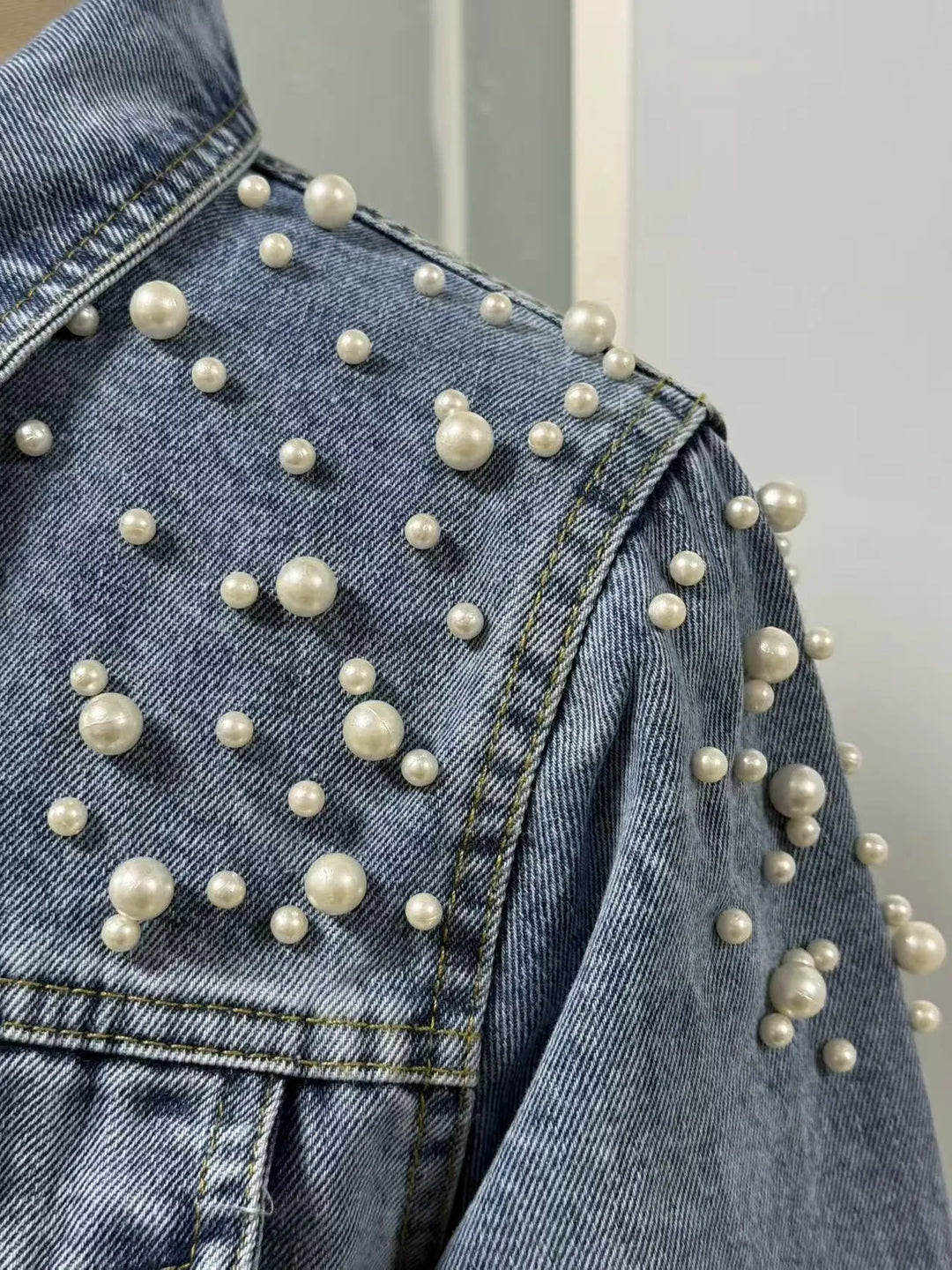 Kurze Damen-Jeansjacke mit Perlen – Lässiger Schnitt
