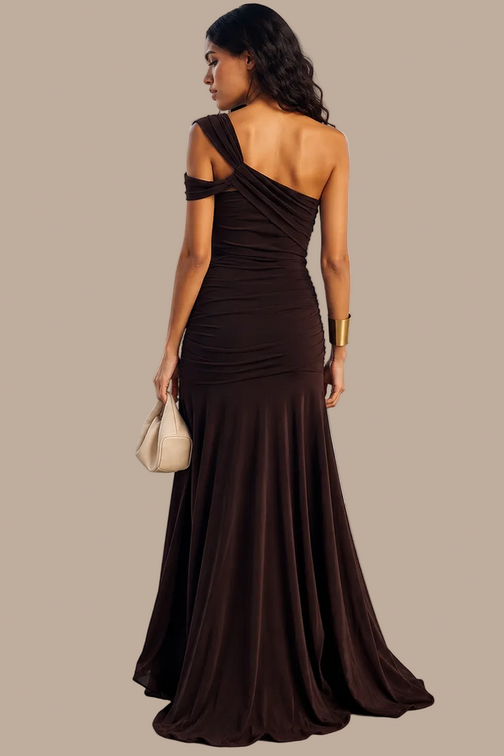 Langes Damenkleid mit asymmetrischer Schulter – gerafft und geschlitzt