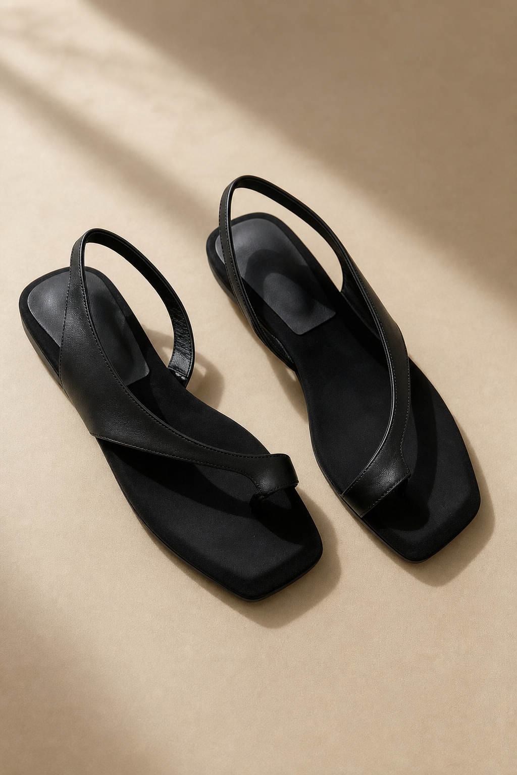 Flache Damen-Sandalen mit eckiger Zehenpartie – minimalistische Retro-Silhouette
