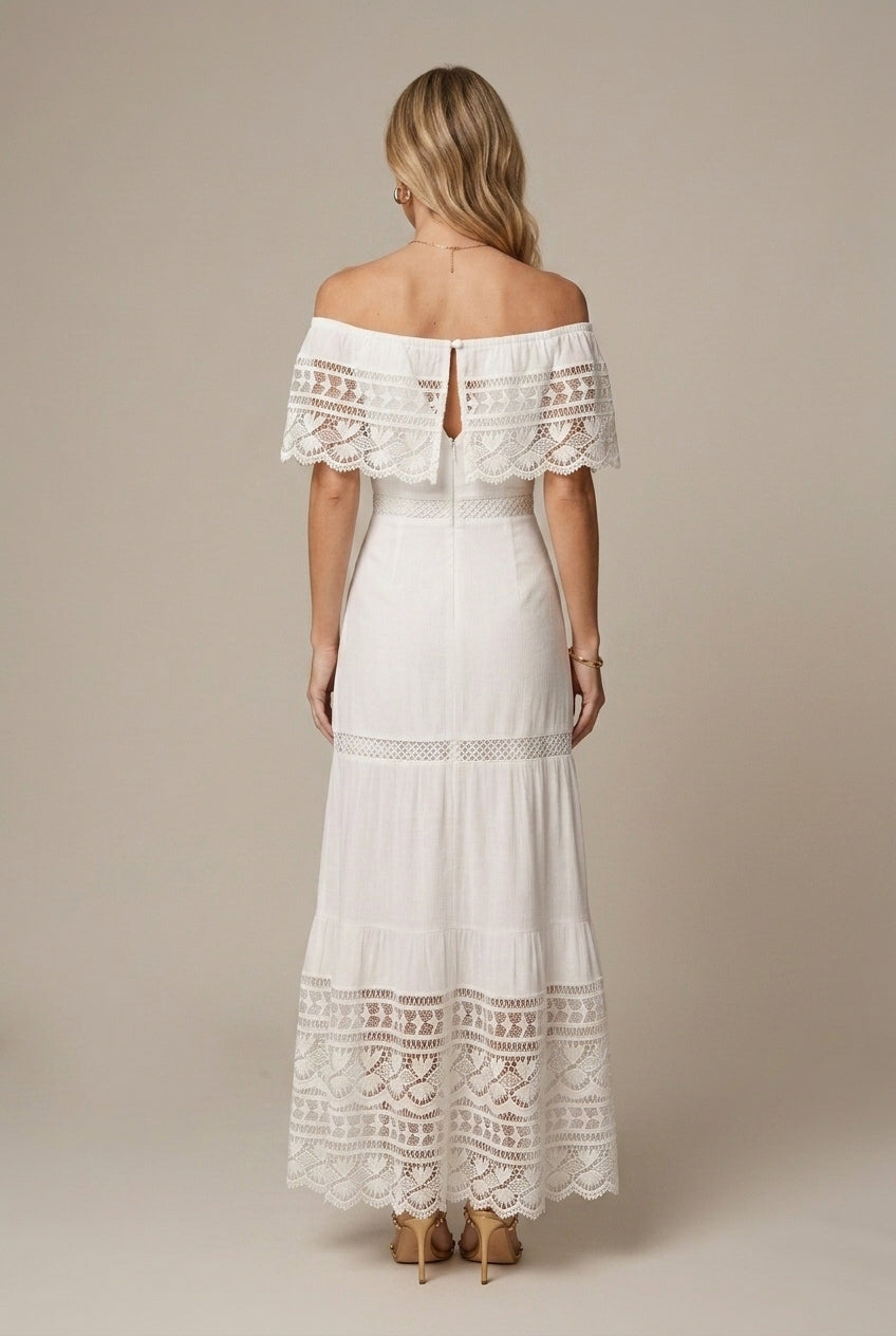 Abito lungo da donna in pizzo – spalle scoperte e gonna a volant