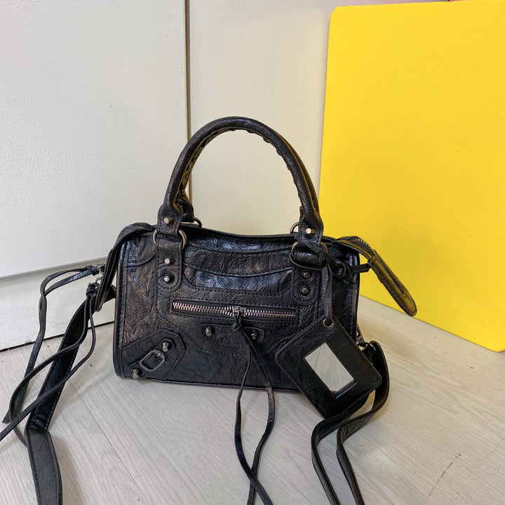 Sac Besace Femme à Rivets Vintage – Bandoulière Structurée avec Détail Pompon