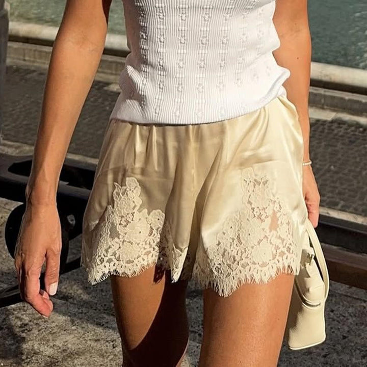 Kurzes Kleid aus satinartigem Stoff – zarte Blumen-Spitze