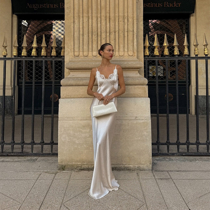 Langes Damenkleid – Satinierter Stoff mit floraler Spitze