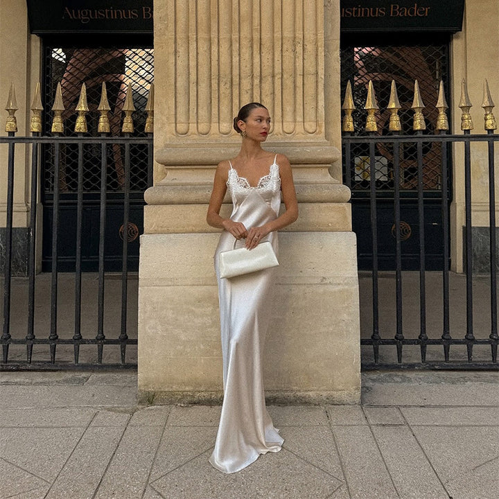 Langes Damenkleid – Satinierter Stoff mit floraler Spitze