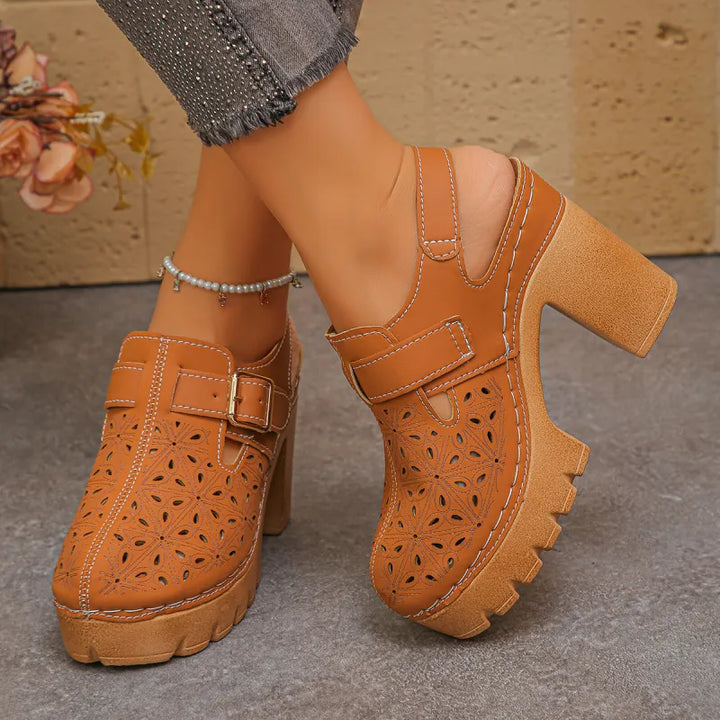 Damen Sandalen mit Blockabsatz und Plateau – Florale Perforationen und Knöchelriemen