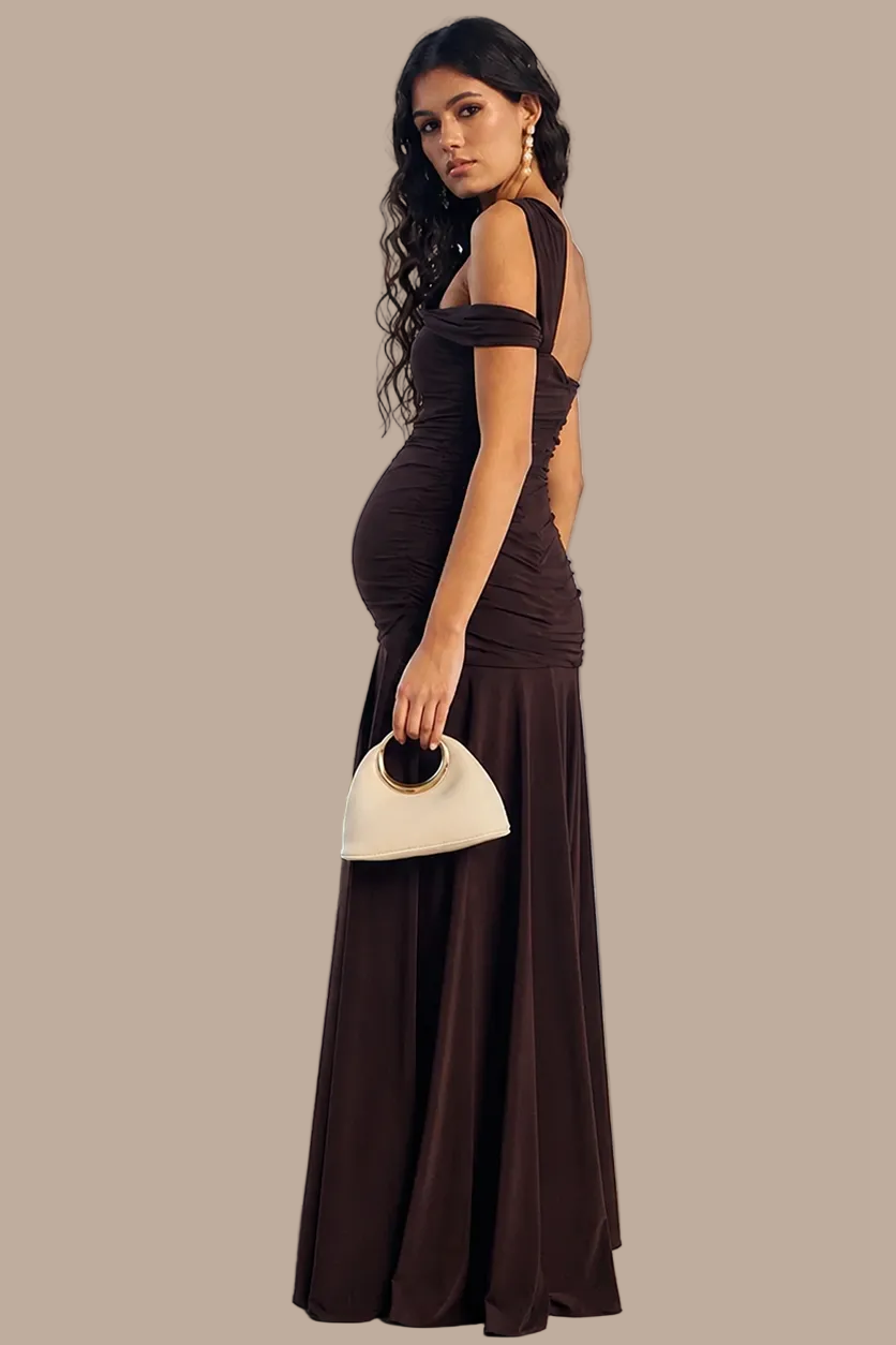Langes Damenkleid mit asymmetrischer Schulter – gerafft und geschlitzt