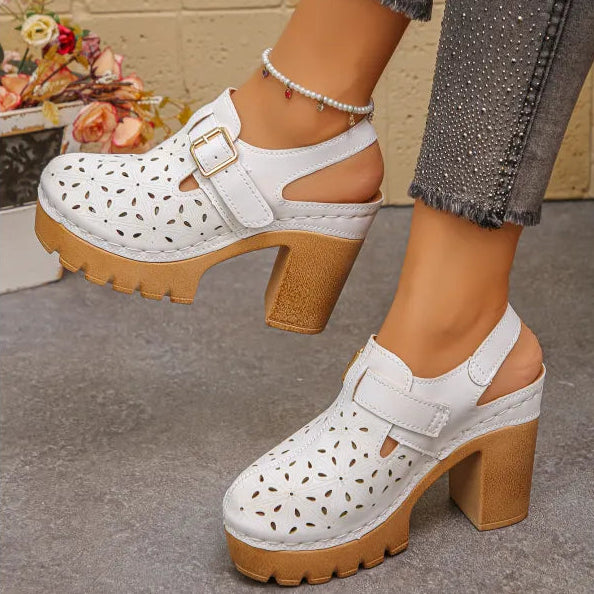 Damen Sandalen mit Blockabsatz und Plateau – Florale Perforationen und Knöchelriemen