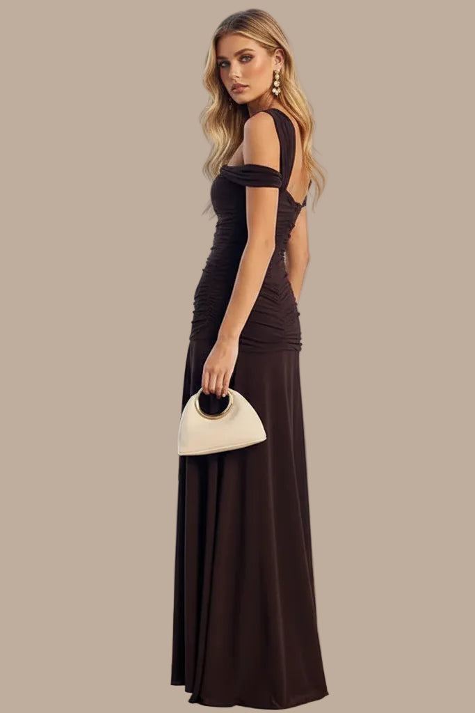 Langes Damenkleid mit asymmetrischer Schulter – gerafft und geschlitzt