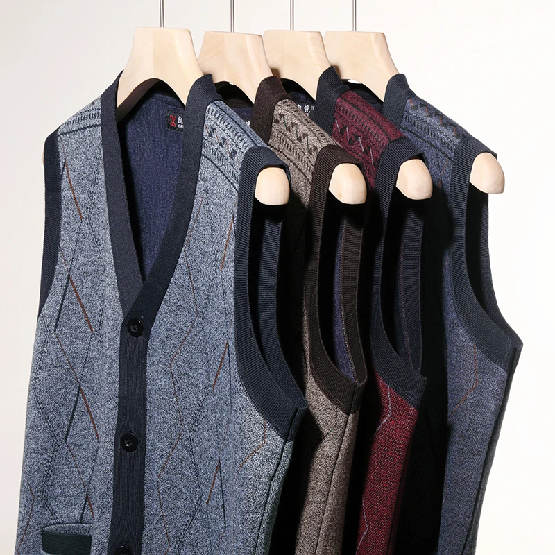 Herrenweste mit V-Ausschnitt aus doppellagigem Fleece-Strick – Knopfverschluss
