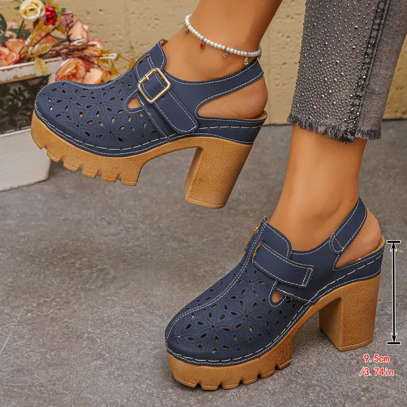 Damen Sandalen mit Blockabsatz und Plateau – Florale Perforationen und Knöchelriemen
