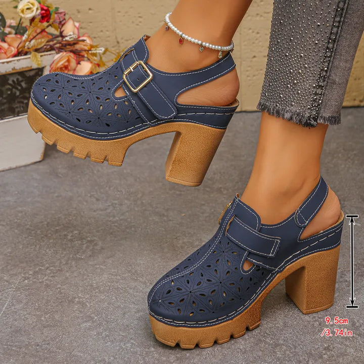 Damen Sandalen mit Blockabsatz und Plateau – Florale Perforationen und Knöchelriemen