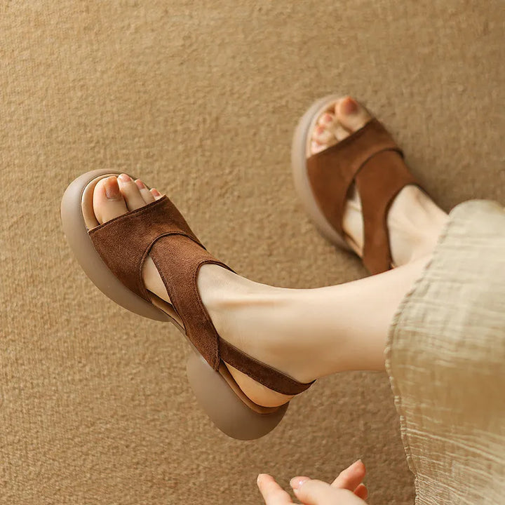Sandali donna con zeppa – Fasce incrociate, punta aperta, slip-on