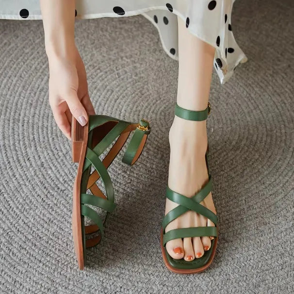 Flache Damensandalen – Gekreuzte Riemen und Knöchelriemen mit Schnalle