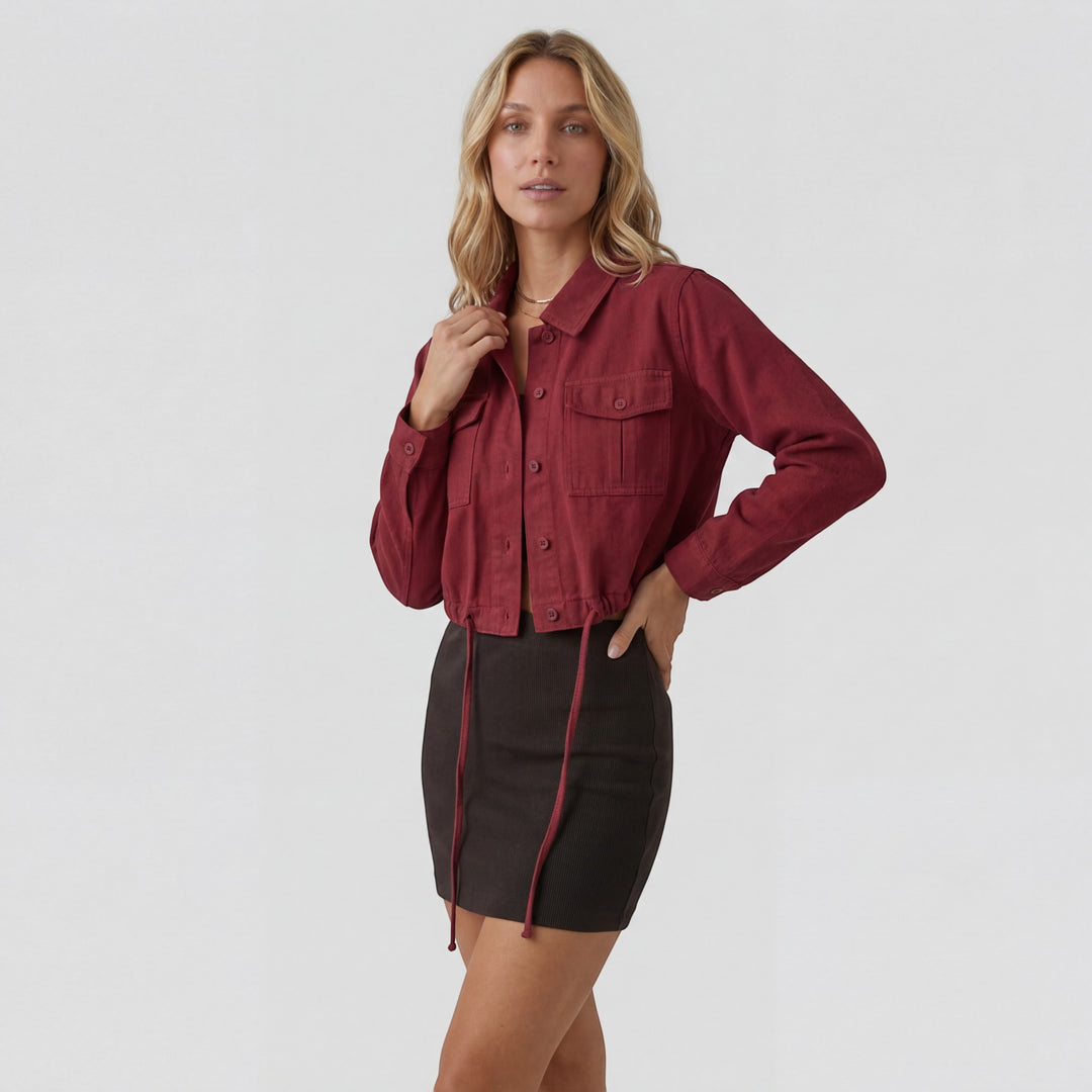 Kurze Damenjacke aus Baumwollmischung – Weiter Schnitt mit Brusttaschen