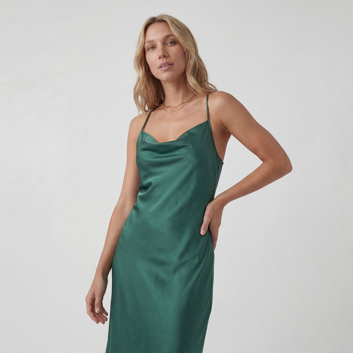 Damen Slip-Kleid aus 100% Seidensatin – Eleganter drapierter Ausschnitt, schräger Schnitt