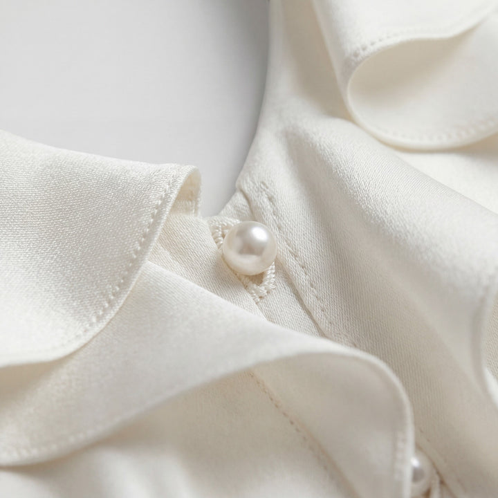 Damen Midikleid aus Stoff – Detail mit Volantkragen