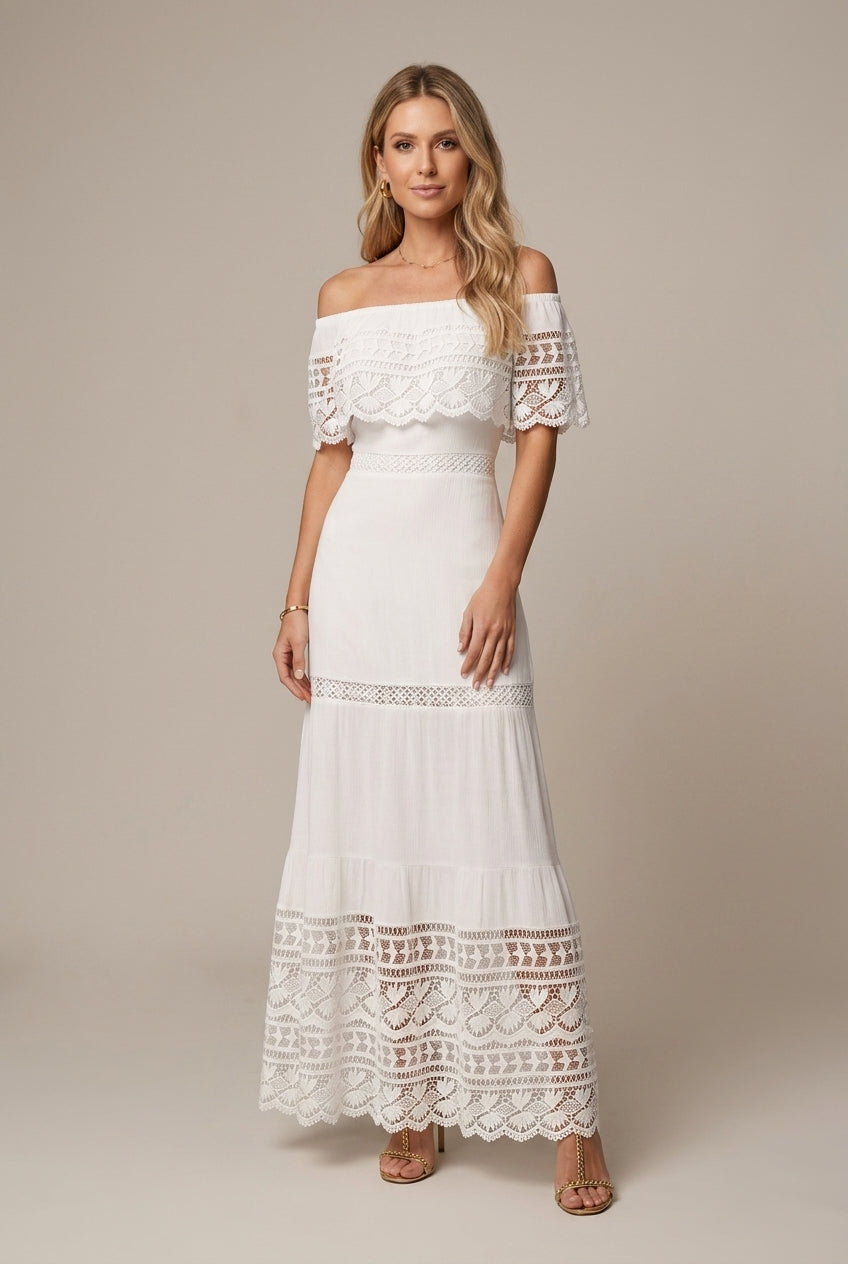 Abito lungo da donna in pizzo – spalle scoperte e gonna a volant