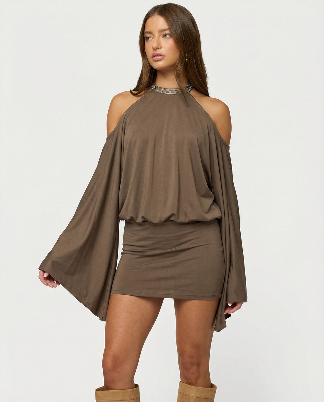 Robe Mini Femme Dos Ouvert – Col Bardot et Chaînes Dorées