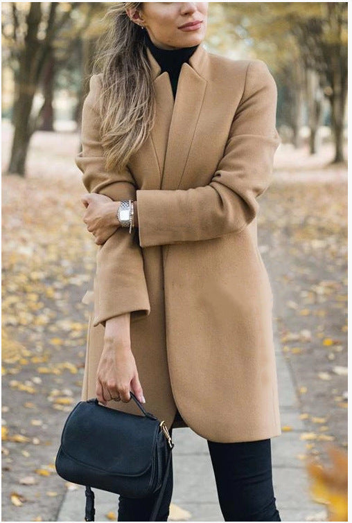 Damenmantel aus Wolle mit Stehkragen – taillierter Cardigan-Schnitt