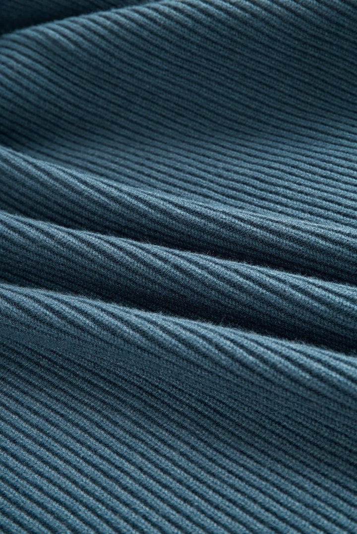 Langer gestrickter Damenmantel – taillierter Schnitt mit Kapuze
