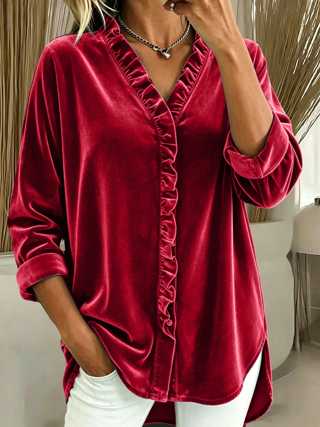 Damebluse med flæser – Elegant V-udskæring og lange ærmer