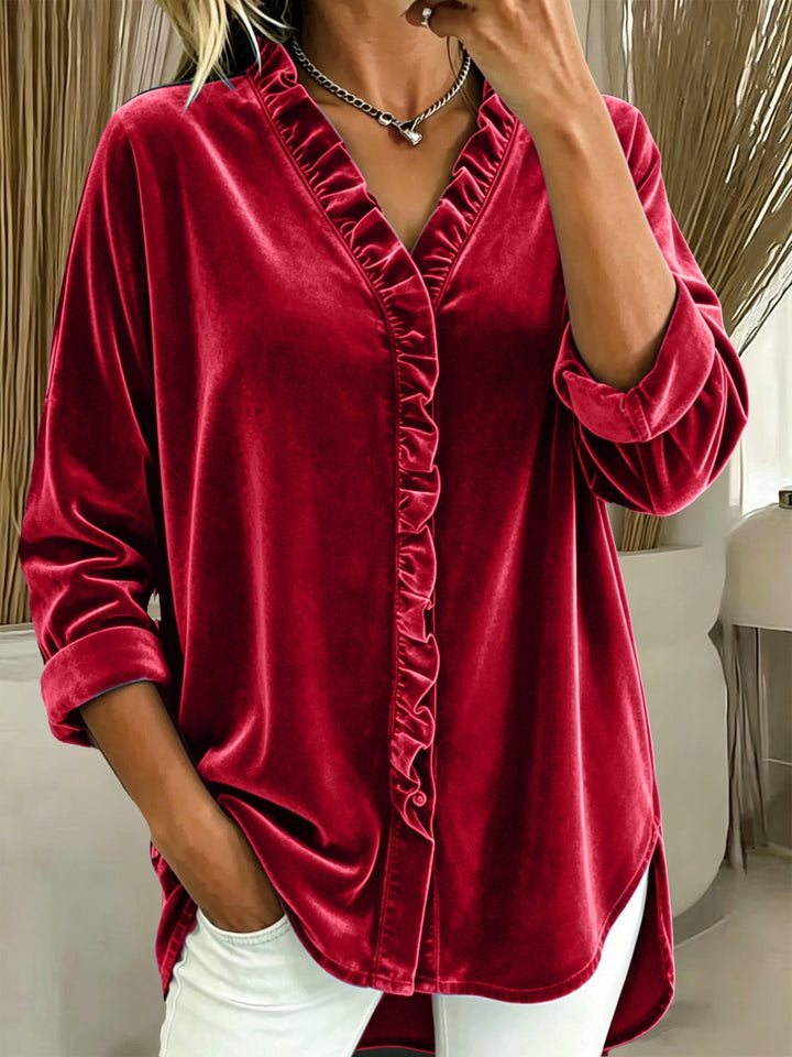 Damebluse med flæser – Elegant V-udskæring og lange ærmer
