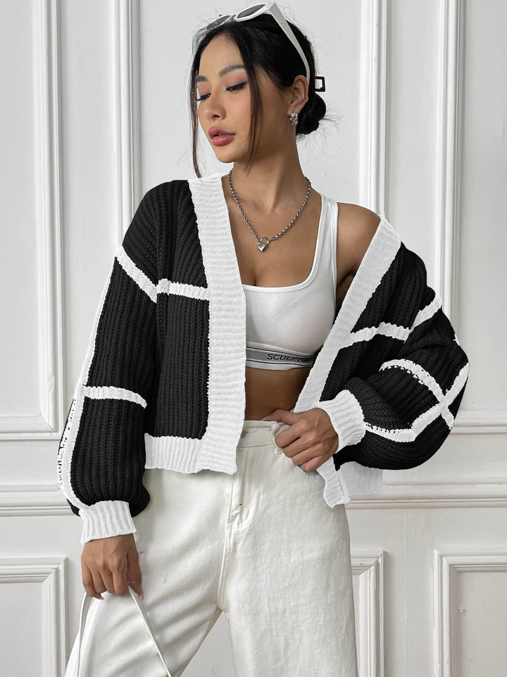 Damesvest van structuurbreisel - kort, casual en open model