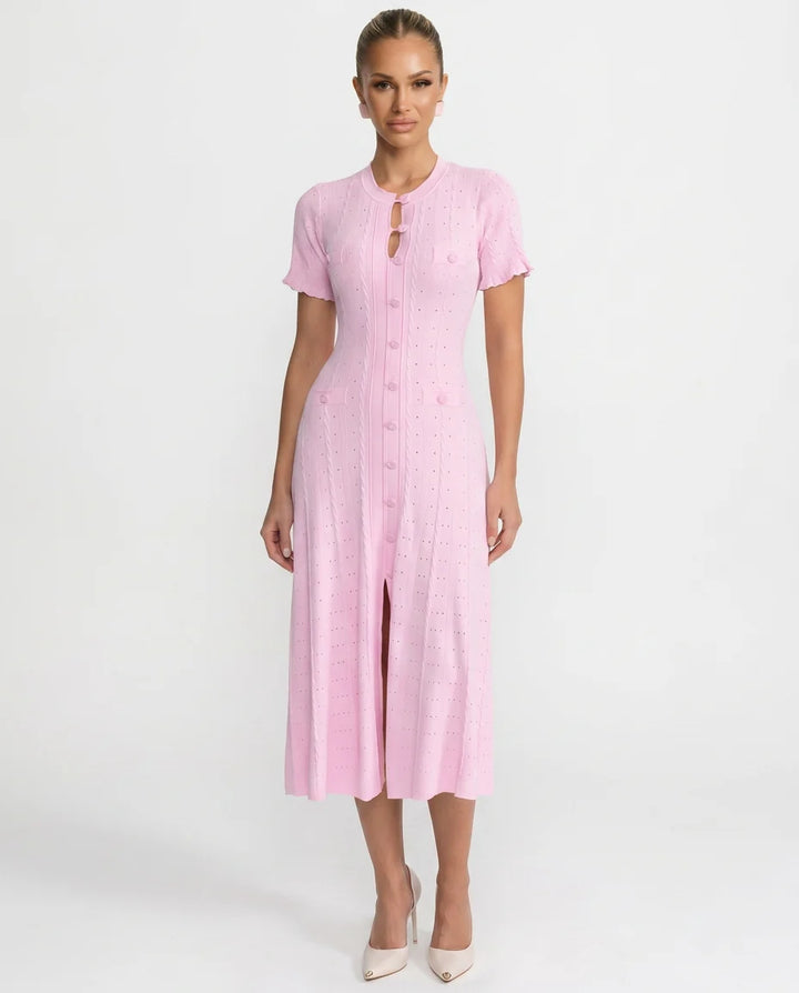 Damenkleid aus Rippstrick – Elegante Knopfleiste und Midi-Schnitt
