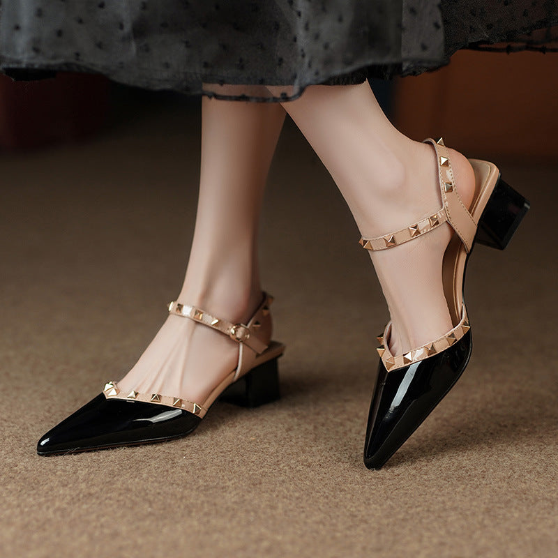 Damen-Mules mit Absatz – spitze Zehenpartie, Nieten, offene Ferse
