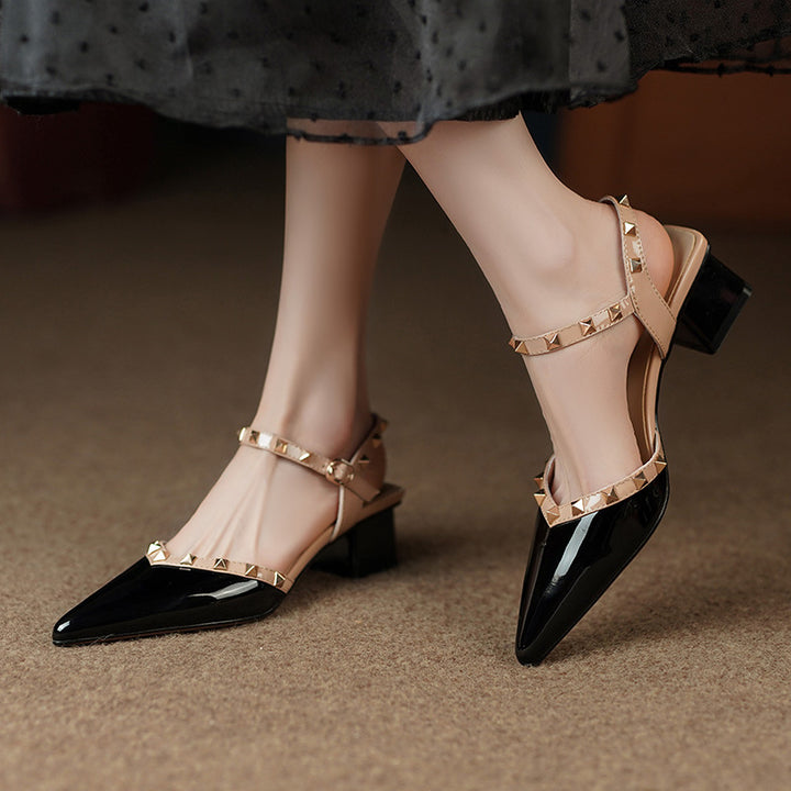 Damen-Mules mit Absatz – spitze Zehenpartie, Nieten, offene Ferse