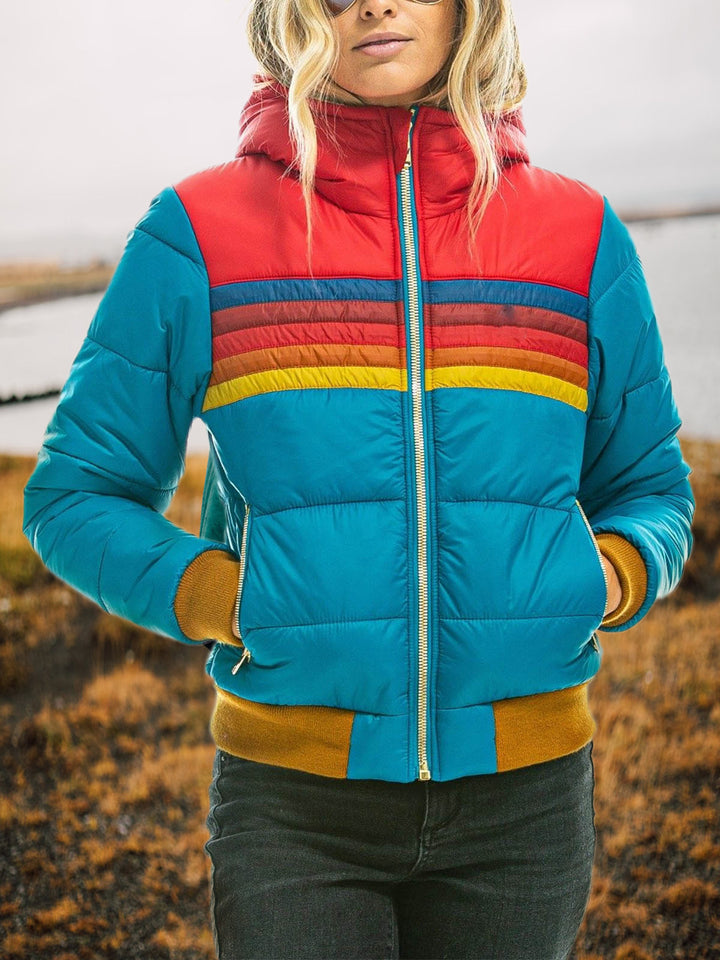 Veste Femme à Capuche Courte – Coupe Élancée Finition Légère