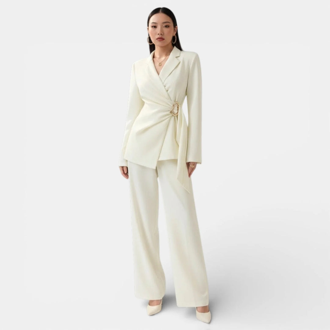 Damenanzug mit zweireihigem Blazer und weiter Hose – klare Silhouette