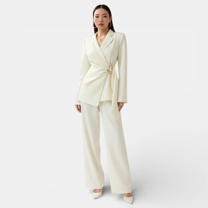 Damenanzug mit zweireihigem Blazer und weiter Hose – klare Silhouette