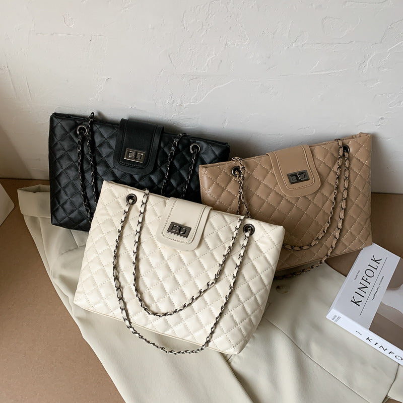 Borsa a tracolla trapuntata – ricami e catena elegante