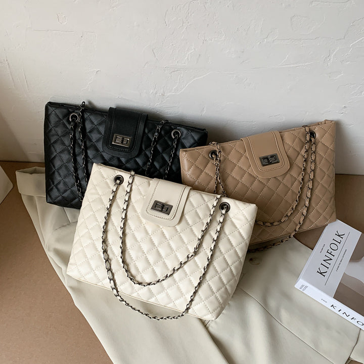 Borsa a tracolla trapuntata – ricami e catena elegante