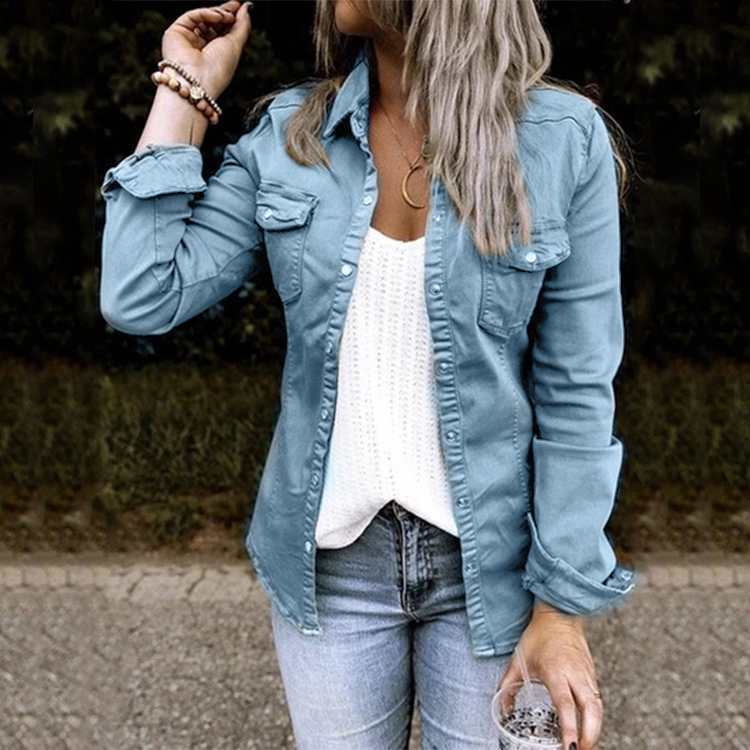 Denimjakke til kvinder - figursyet, mellemlang med slidte detaljer