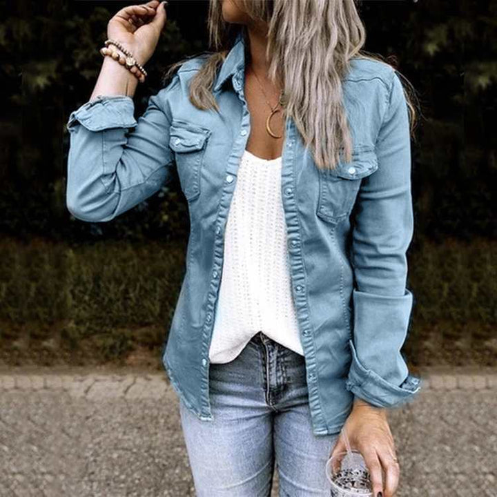 Denimjakke til kvinder - figursyet, mellemlang med slidte detaljer