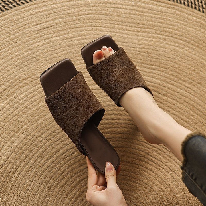 Damen-Sandalen mit Absatz – Veloursleder-Obermaterial, quadratische Zehenpartie, 3–5 cm Absatz