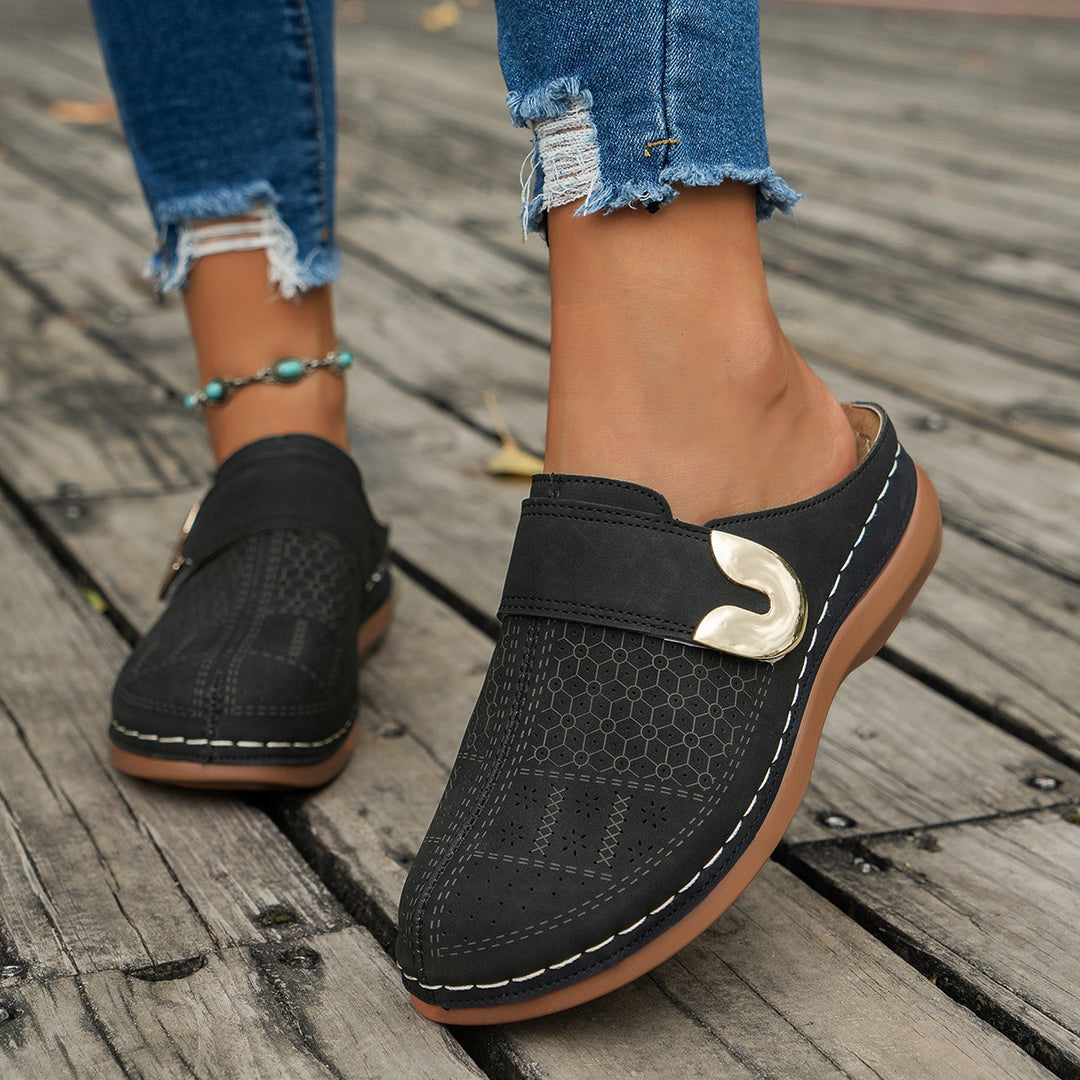 Zoccoli con Zeppa Donna – Punta Tonda Slip-on con Dettaglio in Metallo