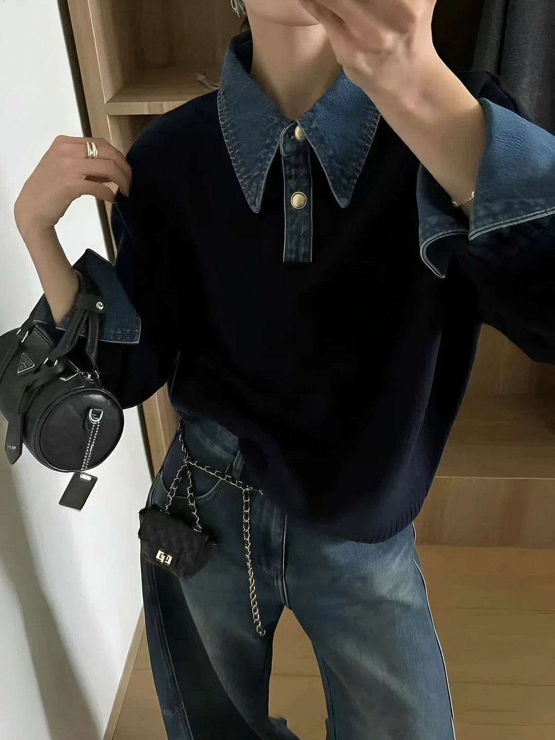 Damenpullover aus Strick mit Lagenlook – Hemdkragen aus Denim