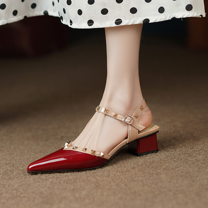 Damen-Mules mit Absatz – spitze Zehenpartie, Nieten, offene Ferse